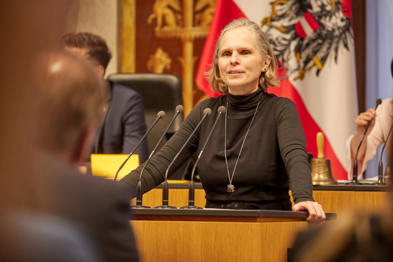 Am Reder:innenpult Bundesrätin Daniela Gruber-Pruner (SPÖ)