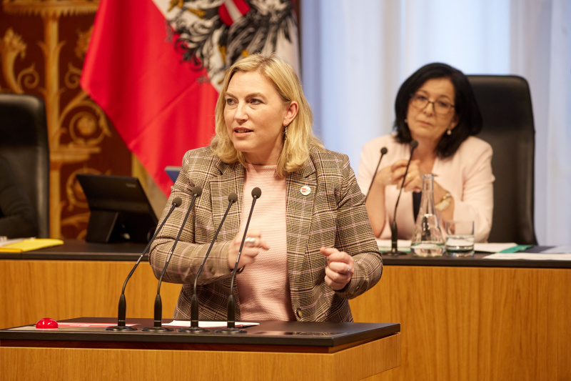 Am Reder:innenpult Bundesrätin Doris Hahn (SPÖ)