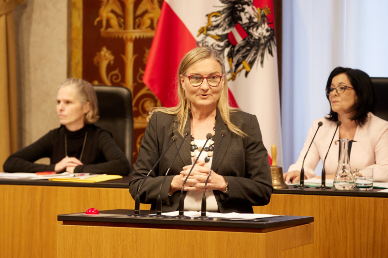 Am Reder:innenpult Bundesrätin Claudia Hauschildt-Buschberger (GRÜNE)