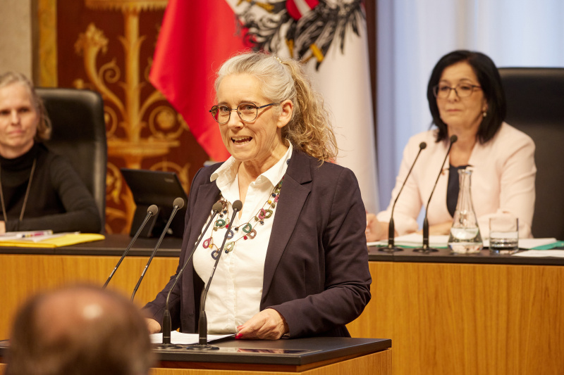 Am Redner:innenpult Bundesrätin Simone Jagl (GRÜNE)