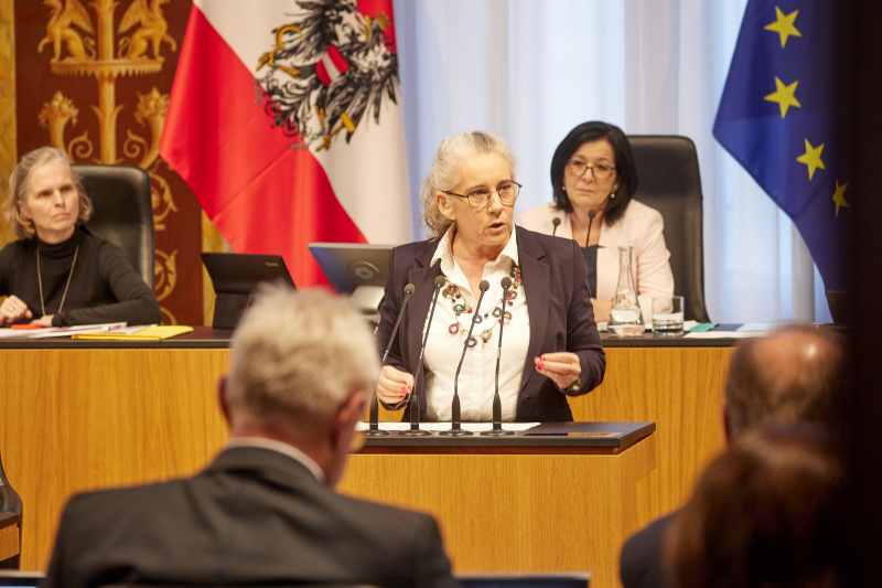Am Redner:innenpult Bundesrätin Simone Jagl (GRÜNE)