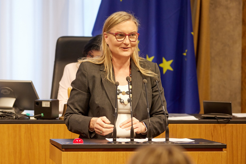 Am Reder:innenpult Bundesrätin Claudia Hauschildt-Buschberger (GRÜNE)