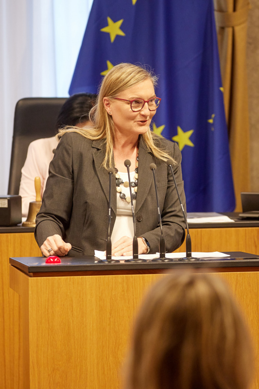 Am Reder:innenpult Bundesrätin Claudia Hauschildt-Buschberger (GRÜNE)