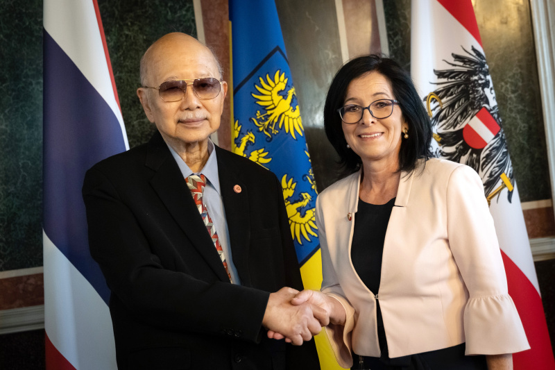 Fahnenfoto. Von rechts: Bundesratspräsidentin Margit Göll, Obmann des Ständigen Ausschusses für unabhängige Organisationen des Senats von Thailand Klanarong Chamthick