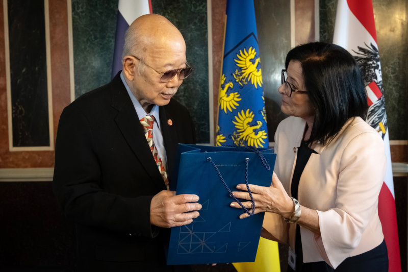 Geschenkeaustausch. Von rechts: Bundesratspräsidentin Margit Göll, Obmann des Ständigen Ausschusses für unabhängige Organisationen des Senats von Thailand Klanarong Chamthick