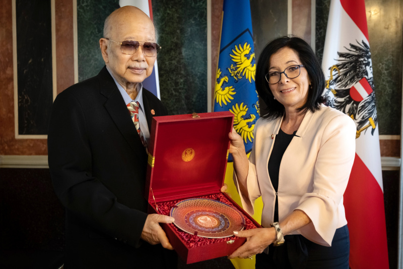 Geschenkeaustausch. Von rechts: Bundesratspräsidentin Margit Göll, Obmann des Ständigen Ausschusses für unabhängige Organisationen des Senats von Thailand Klanarong Chamthick