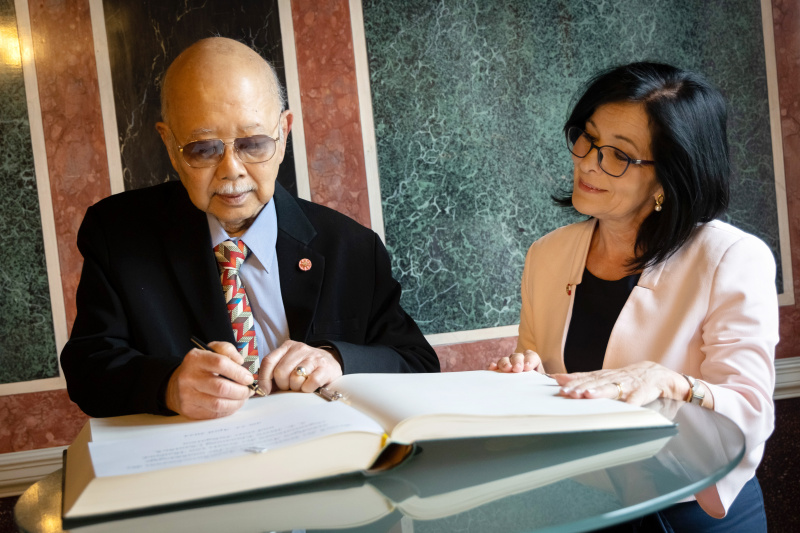 Gästebucheintrag. Von rechts: Bundesratspräsidentin Margit Göll, Obmann des Ständigen Ausschusses für unabhängige Organisationen des Senats von Thailand Klanarong Chamthick