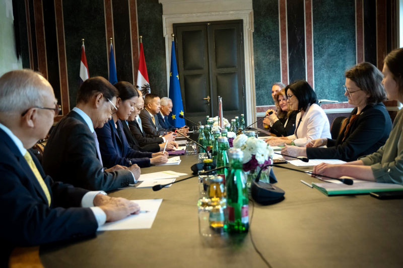 Gespräch. Rechte Seite: Österreichische Delegation mit Bundesratspräsidentin Margit Göll (3. von rechts). Linke Seite: Thailändische Delegation mit Obmann des Ständigen Ausschusses für unabhängige Organisationen des Senats von Thailand Klanarong Chamthick (4. von links)