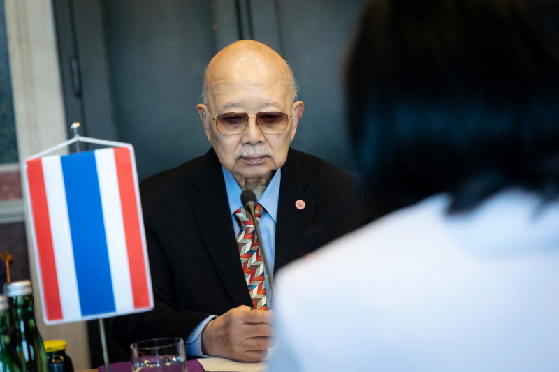 Obmann des Ständigen Ausschusses für unabhängige Organisationen des Senats von Thailand Klanarong Chamthick während der Aussprache