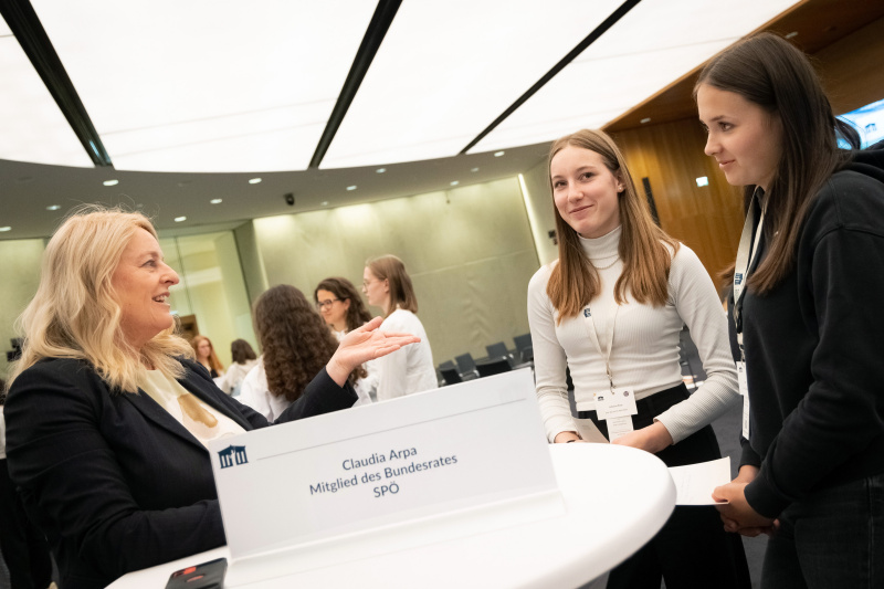 Veranstaltungsteilnehmerinnen mit Bundesrätin Claudia Arpa (SPÖ)