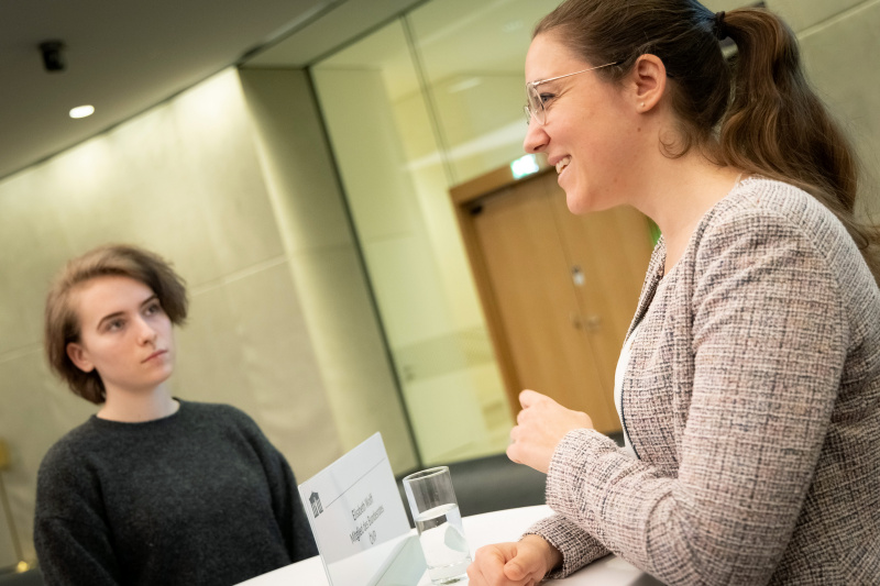 Veranstaltungsteilnehmerinnen mit Bundesrätin Elisabeth Wolff (ÖVP)