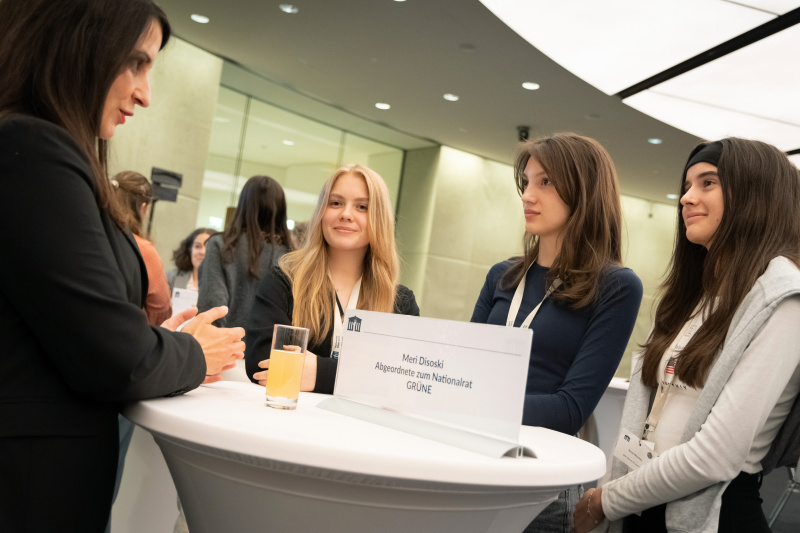 Veranstaltungsteilnehmerinnen mit Nationalratsabgeordnete Meri Disoski (GRÜNE)