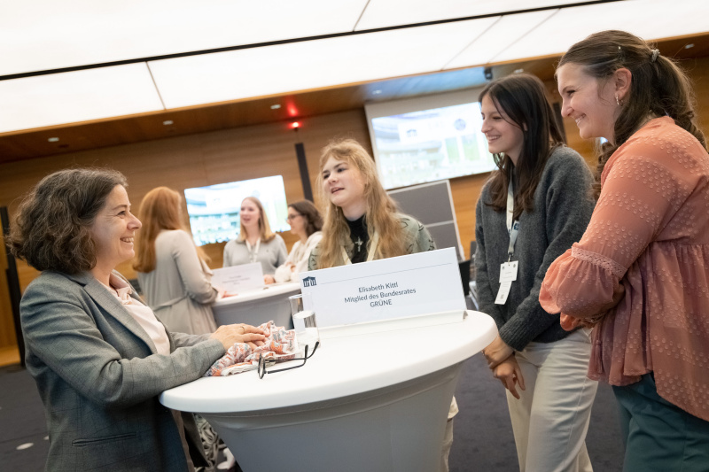 Veranstaltungsteilnehmerinnen mit Bundesrätin Elisabeth Kittl (GRÜNE)