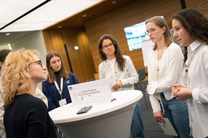 Veranstaltungsteilnehmerinnen mit Nationalratsabgeordnete Eva Maria Holzleitner (SPÖ)