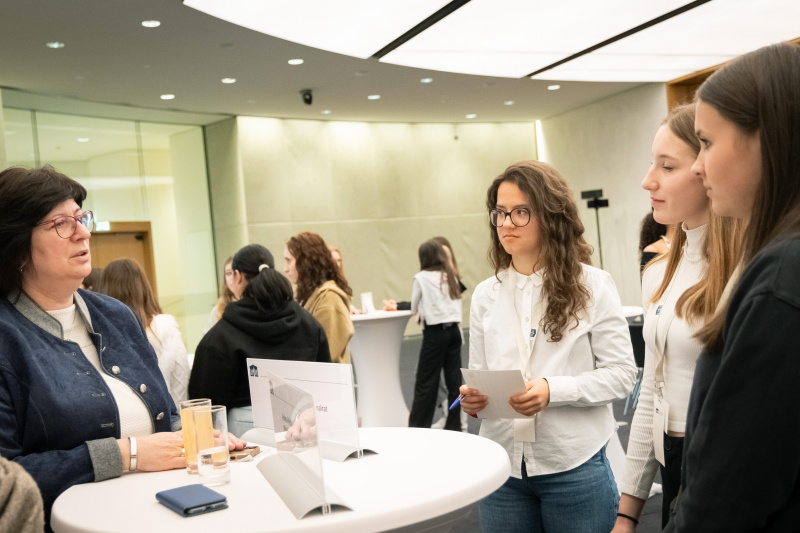 Veranstaltungsteilnehmerinnen mit Nationalratsabgeordnete Rosa Ecker (FPÖ)