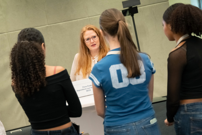 Veranstaltungsteilnehmerinnen mit Nationalratsabgeordnete Fiona Fiedler (NEOS)