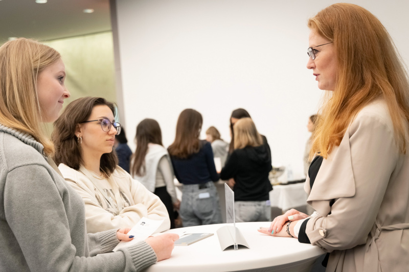 Veranstaltungsteilnehmerinnen mit Nationalratsabgeordnete Fiona Fiedler (NEOS)