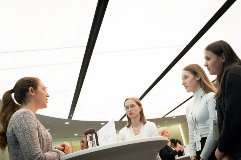 Veranstaltungsteilnehmerinnen mit Bundesrätin Elisabeth Wolff (ÖVP)