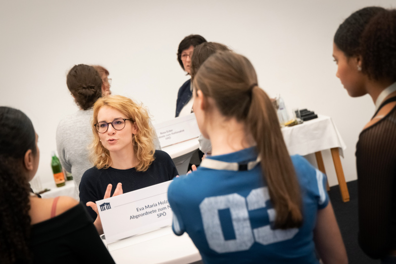 Veranstaltungsteilnehmerinnen mit Nationalratsabgeordnete Eva Maria Holzleitner (SPÖ)