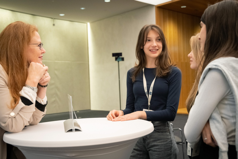 Veranstaltungsteilnehmerinnen mit Nationalratsabgeordnete Fiona Fiedler (NEOS)