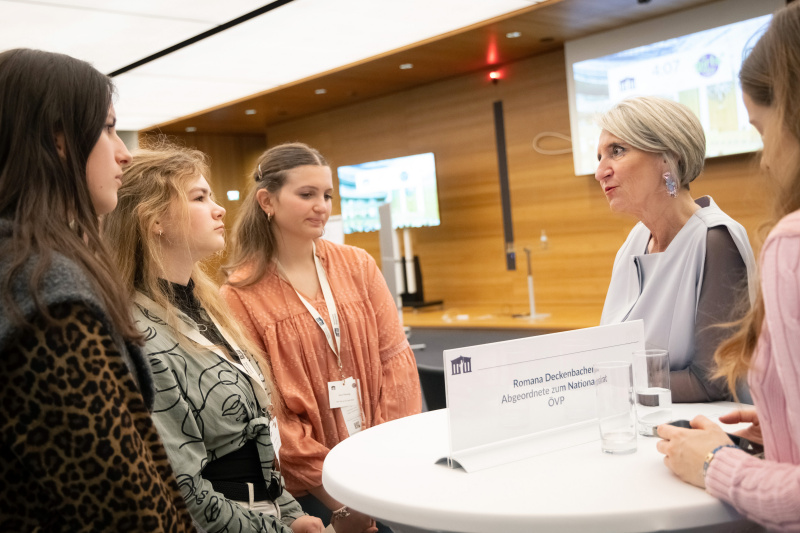 Veranstaltungsteilnehmerinnen mit Nationalratsabgeordnete Romana Deckenbacher (ÖVP)