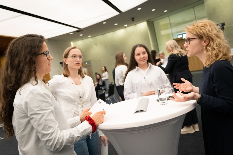 Veranstaltungsteilnehmerinnen mit Nationalratsabgeordnete Eva Maria Holzleitner (SPÖ)