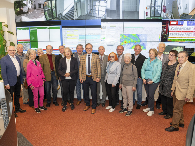 Gruppenfoto mit allen Teilnehmer:innen