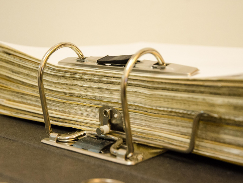 Geöffneter Ordner mit alten Dokumenten