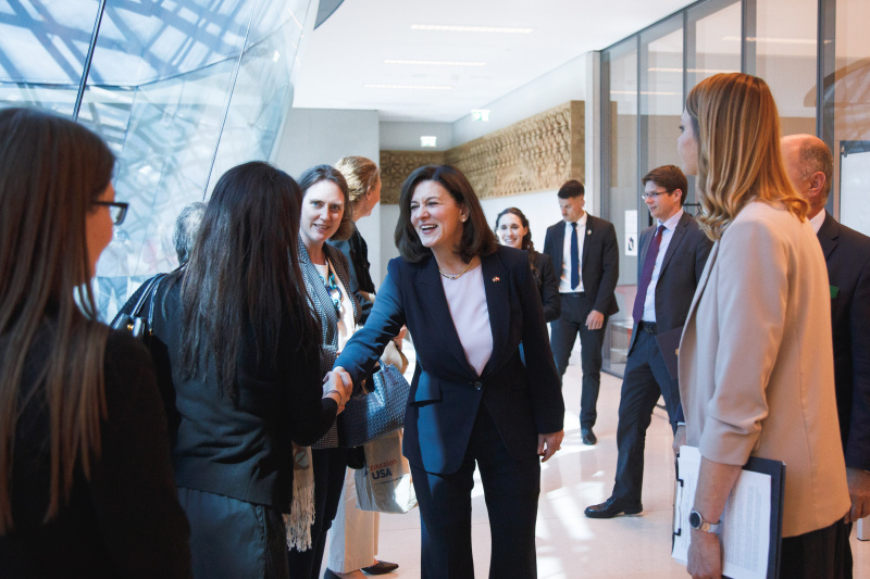 US-Botschafterin Victoria Reggie Kennedy begrüßt Schülerinnen