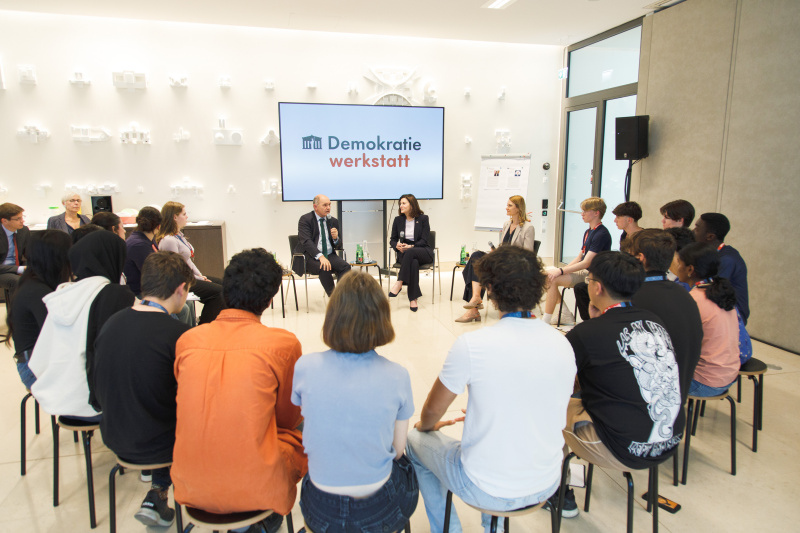 Blick Richtung Workshopteilnehmer:innen mit Nationalratspräsident Wolfgang Sobotka (ÖVP), US-Botschafterin Victoria Reggie Kennedy