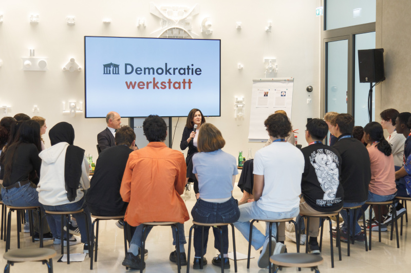 Blick Richtung Workshopteilnehmer:innen mit Nationalratspräsident Wolfgang Sobotka (ÖVP), US-Botschafterin Victoria Reggie Kennedy