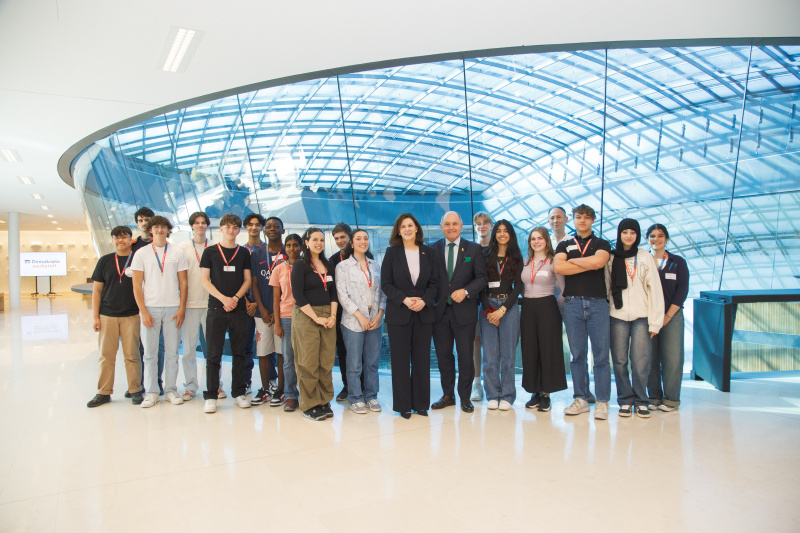 Gruppenfoto mit US-Botschafterin Victoria Reggie Kennedy, Nationalratspräsident Wolfgang Sobotka (ÖVP) und Schüler:innen