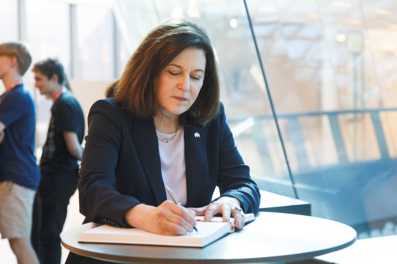 US-Botschafterin Victoria Reggie Kennedy beim Gästebucheintrag