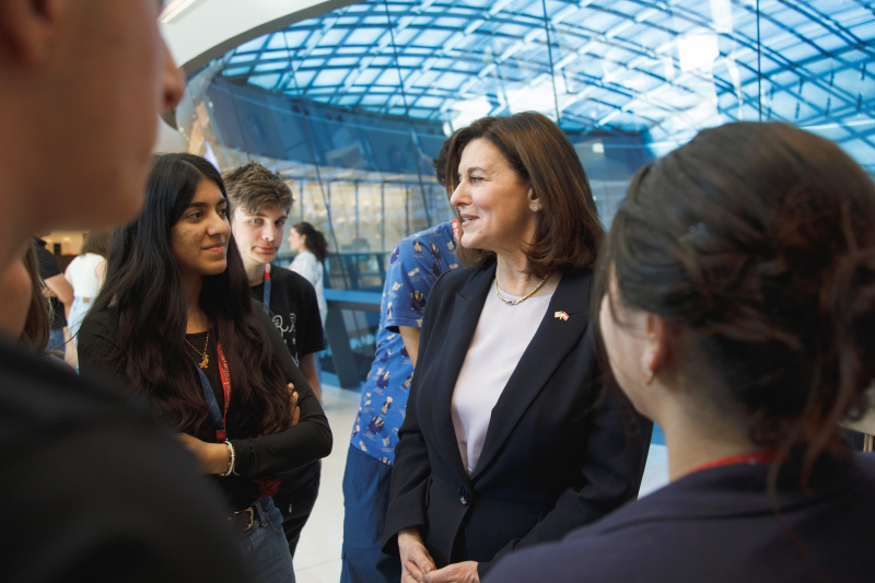 US-Botschafterin Victoria Reggie Kennedy im Gespräch mit Schüler:innen