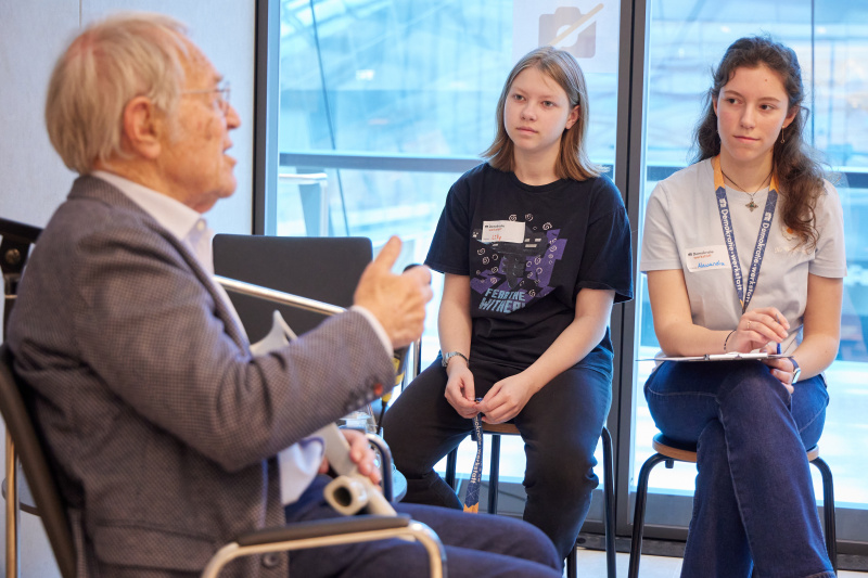 Zeitzeuge Ludwig Popper im Gespräch mit Schüler:innen
