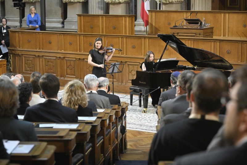 Musikalische Untermalung. Exil.arte