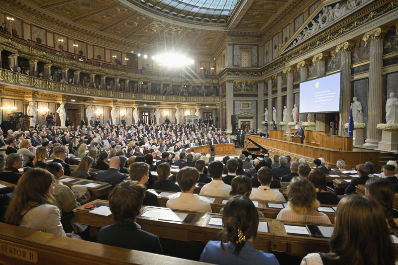 Eröffnungsworte. Nationalratspräsident Wolfgang Sobotka (ÖVP). Blick Richtung Veranstaltungsteilnehmer:innen