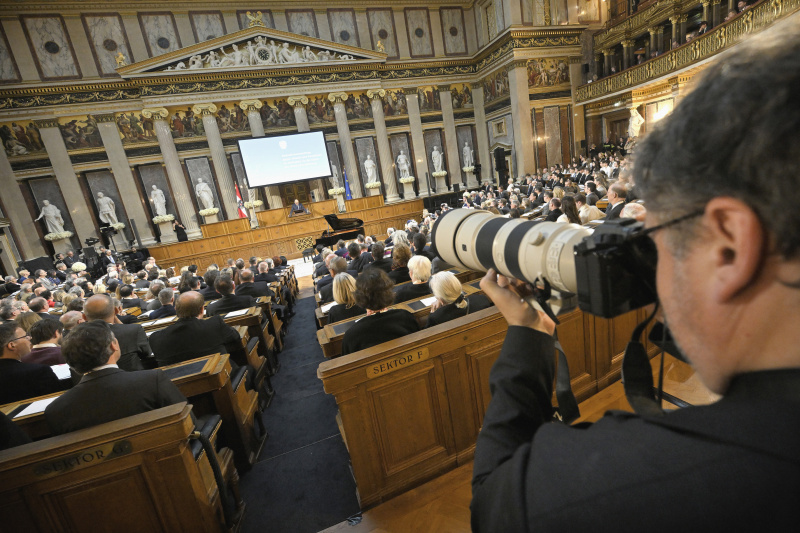 Eröffnungsworte. Nationalratspräsident Wolfgang Sobotka (ÖVP). Blick Richtung Veranstaltungsteilnehmer:innen