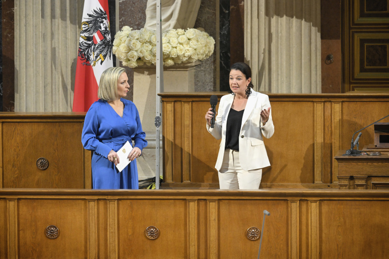 Von links: Moderation Rebekka Salzer, Direktorin der KZ-Gedenkstätte Mauthausen Barbara Glück