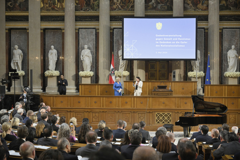 Von links: Moderation Rebekka Salzer, Direktorin der KZ-Gedenkstätte Mauthausen Barbara Glück. Blick Richtung Veranstaltungsteilnehmer:innen