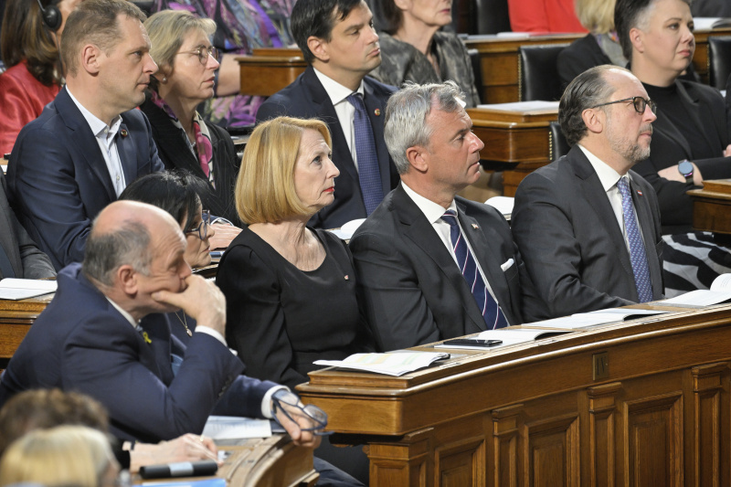Von links: Nationalratspräsident Wolfgang Sobotka (ÖVP), Bundesratspräsidentin Margit Göll (ÖVP) , Zweite Nationalratspräsidentin Doris Bures (SPÖ), Dritter Nationalratspräsident Norbert Hofer (FPÖ), Außenminister Alexander Schallenberg (ÖVP)