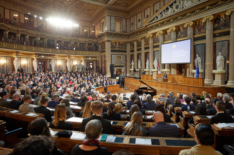 Abschlussworte. Bundesratspräsidentin Margit Göll (ÖVP). Blick Richtung Veranstaltungsteilnehmer:innen