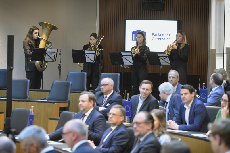 Musikalische Untermalung. Quintttonic