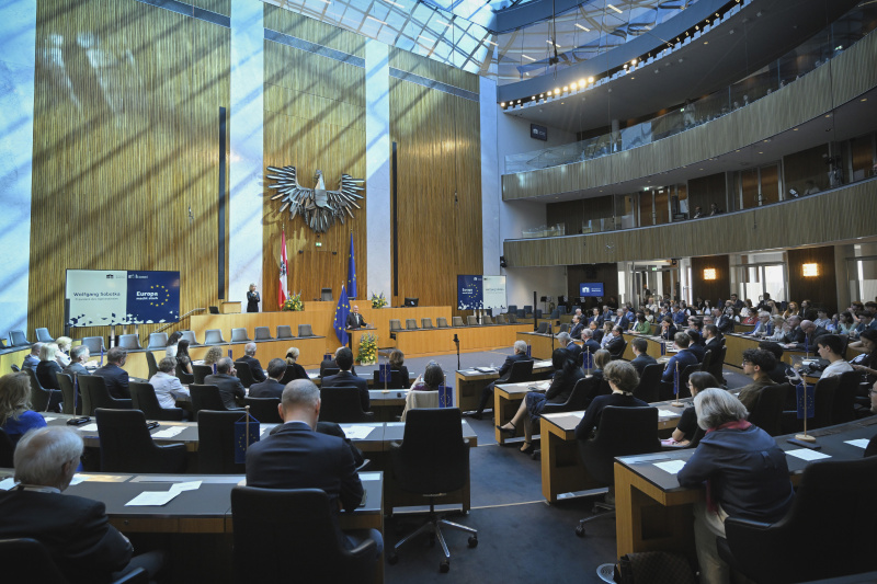 Eröffnungsworte. Nationalratspräsident Wolfgang Sobotka (ÖVP). Blick Richtung Veranstaltungsteilnehmer:innen