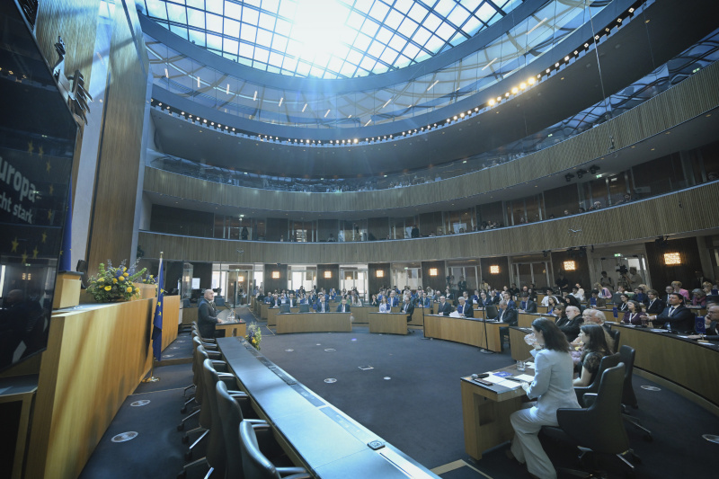 Eröffnungsworte. Nationalratspräsident Wolfgang Sobotka (ÖVP). Blick Richtung Veranstaltungsteilnehmer:innen