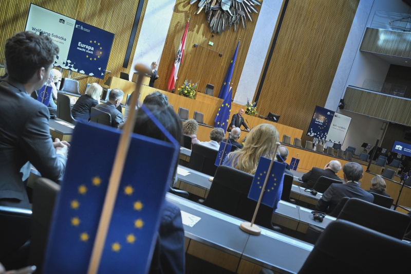 Eröffnungsworte. Nationalratspräsident Wolfgang Sobotka (ÖVP). Blick Richtung Veranstaltungsteilnehmer:innen