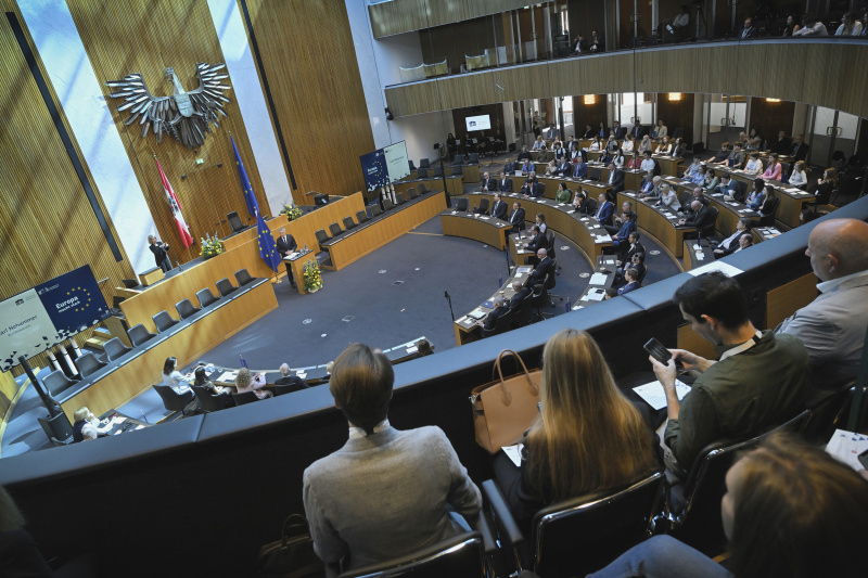 Statement. Bundeskanzler Karl Nehammer (ÖVP). Blick Richtung Veranstaltungsteilnehmer:innen