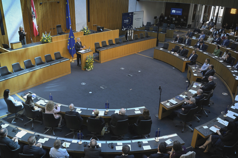 Statement. Bundeskanzler Karl Nehammer (ÖVP). Blick Richtung Veranstaltungsteilnehmer:innen