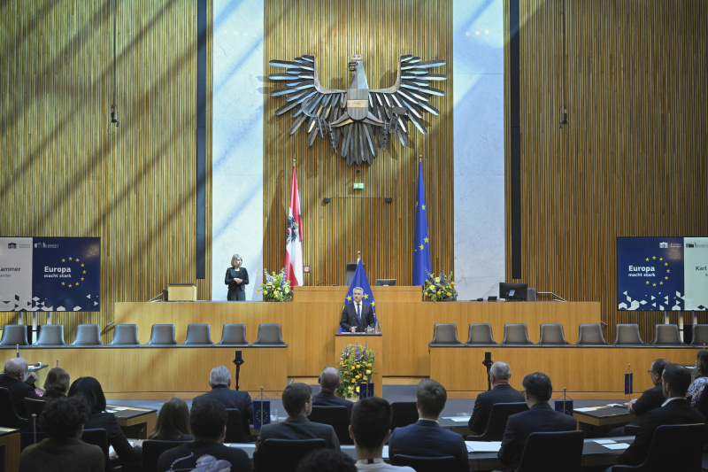 Statement. Bundeskanzler Karl Nehammer (ÖVP). Blick Richtung Veranstaltungsteilnehmer:innen