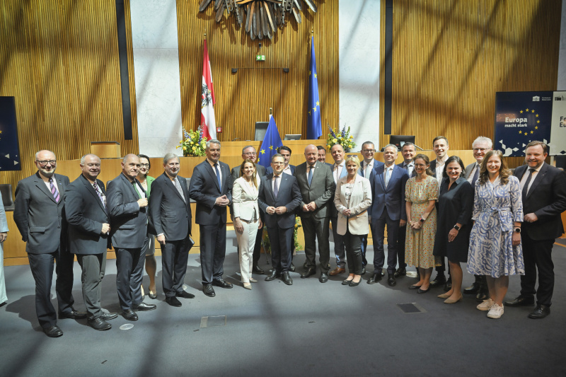 Gruppenfoto mit Nationalratspräsident Wolfgang Sobotka (ÖVP) (3. von links), Bundeskanzler Karl Nehammer (ÖVP) (6. von links) und EU-Kommissar für Haushalt und Verwaltung Johannes Hahn (5. von links)
